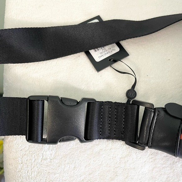 DKNY Women's Black Leather Multi-Functional Crossbody Belt Tilly Sling Bag NWT - Picture 6 of 7